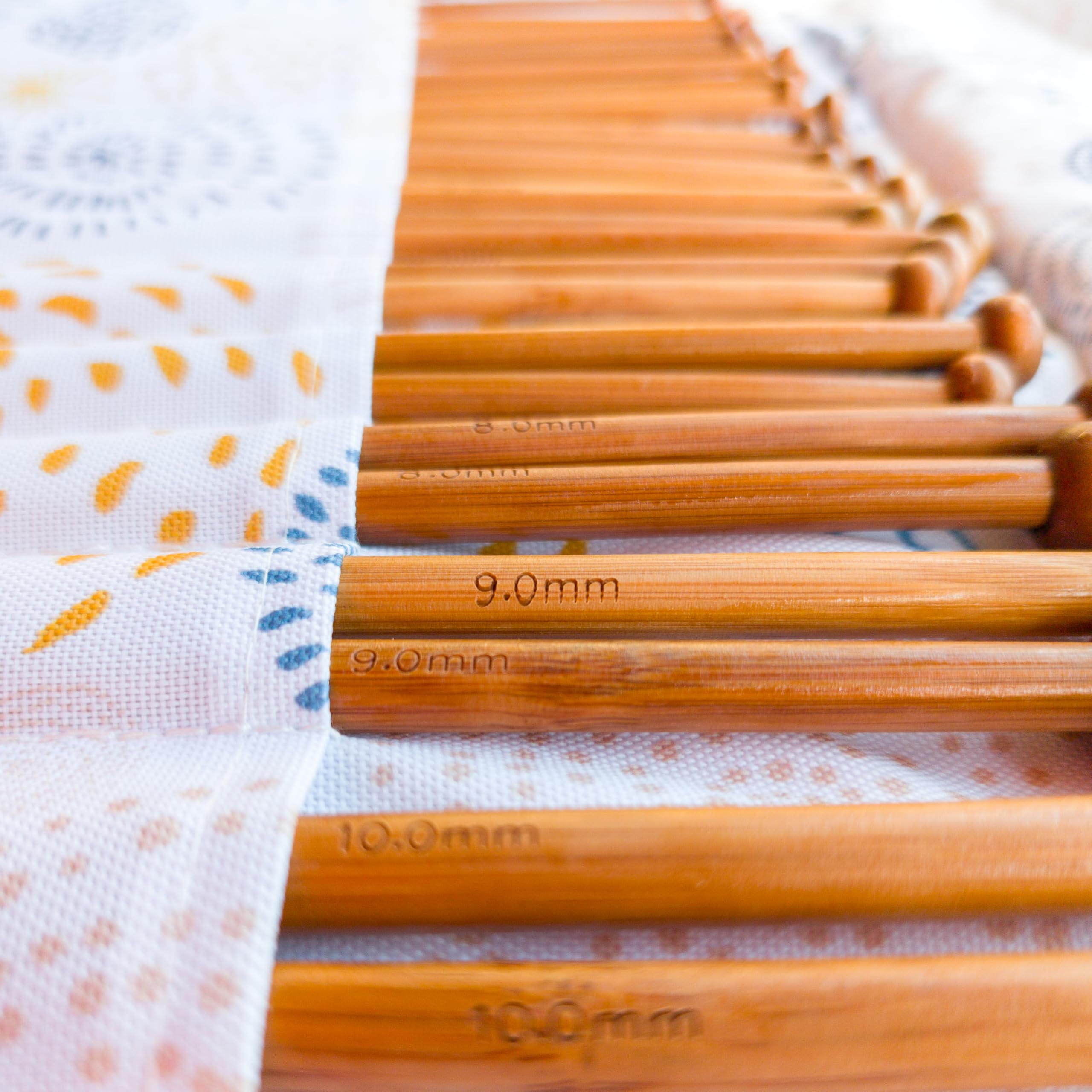 Christmas Gift Bamboo Knitting Needles Set ? 18 Sizes (2?10mm), 35cm ? Smooth Lightweight Bamboo with Roll-Up Pouch ? Gift for Knitters