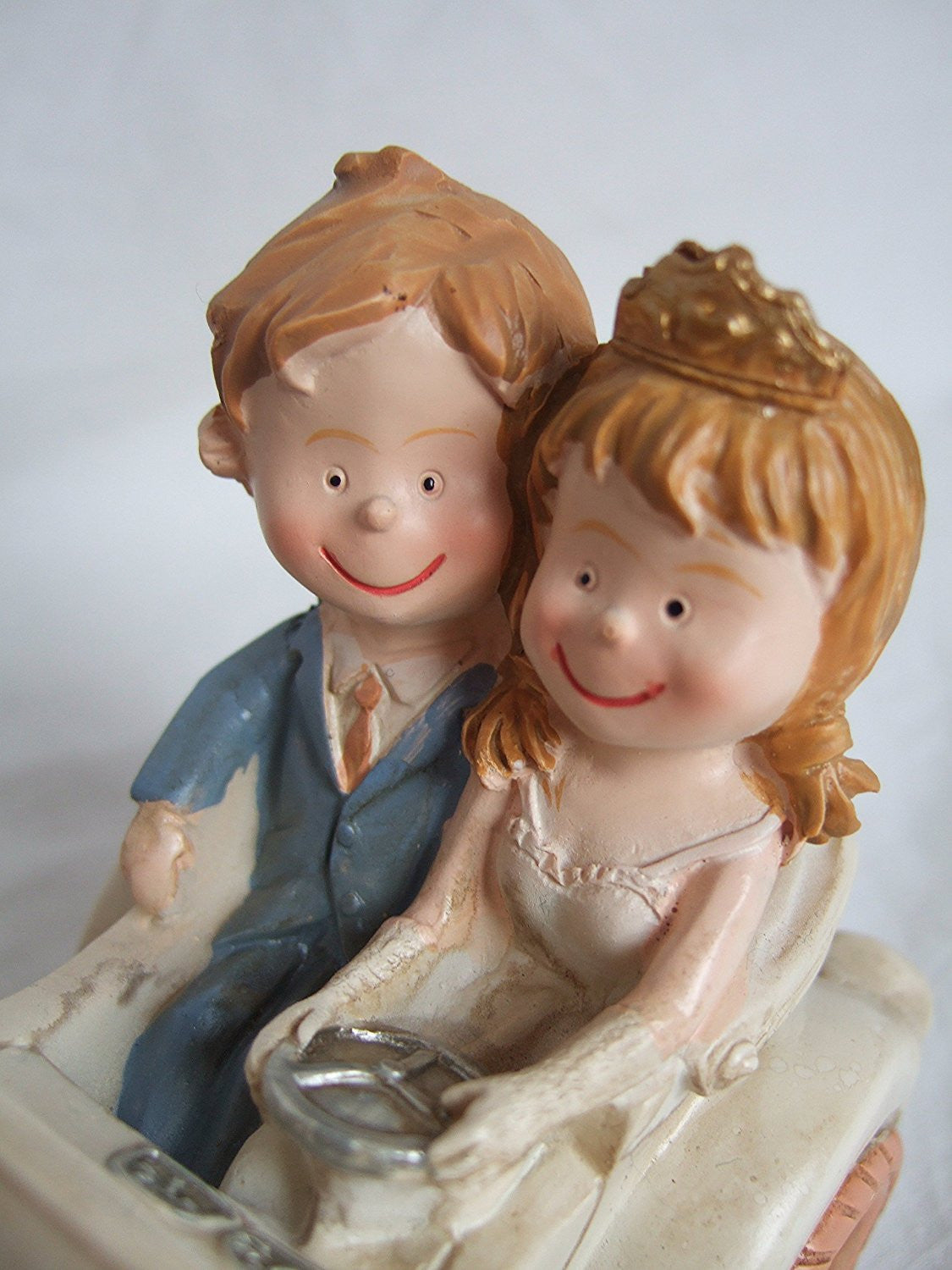 CLUB GREEN Resin Bride and Groom In Car, Ivory, 150 x 70 x 70 mm