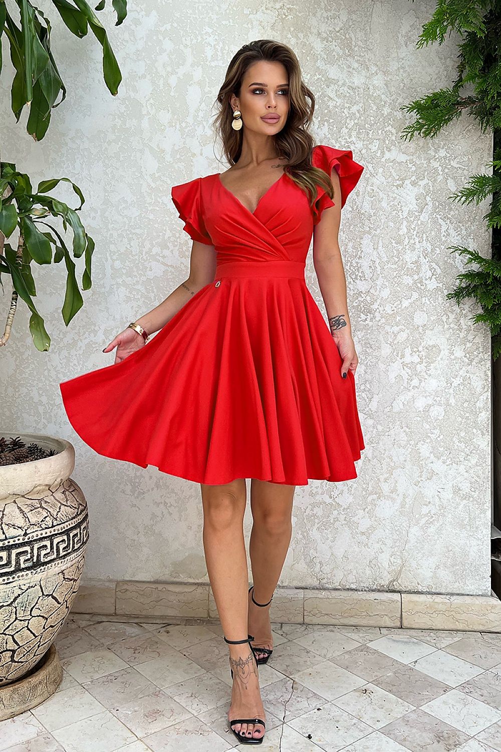 Elegant Bicotone Cocktail Dress with Ruffled Sleeves and Tailored Fit for Sophisticated Charm