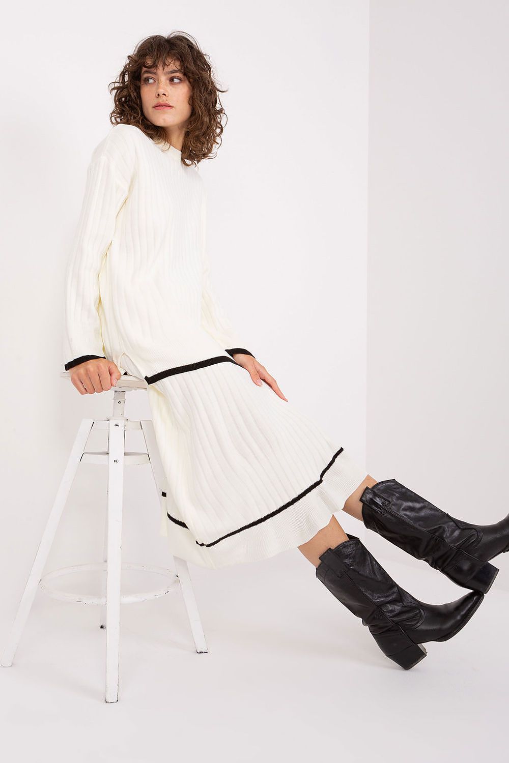 Luxury Badu Knitted Set with Contrasting Colours - Elegant Sweater & Skirt Duo in Midi Length