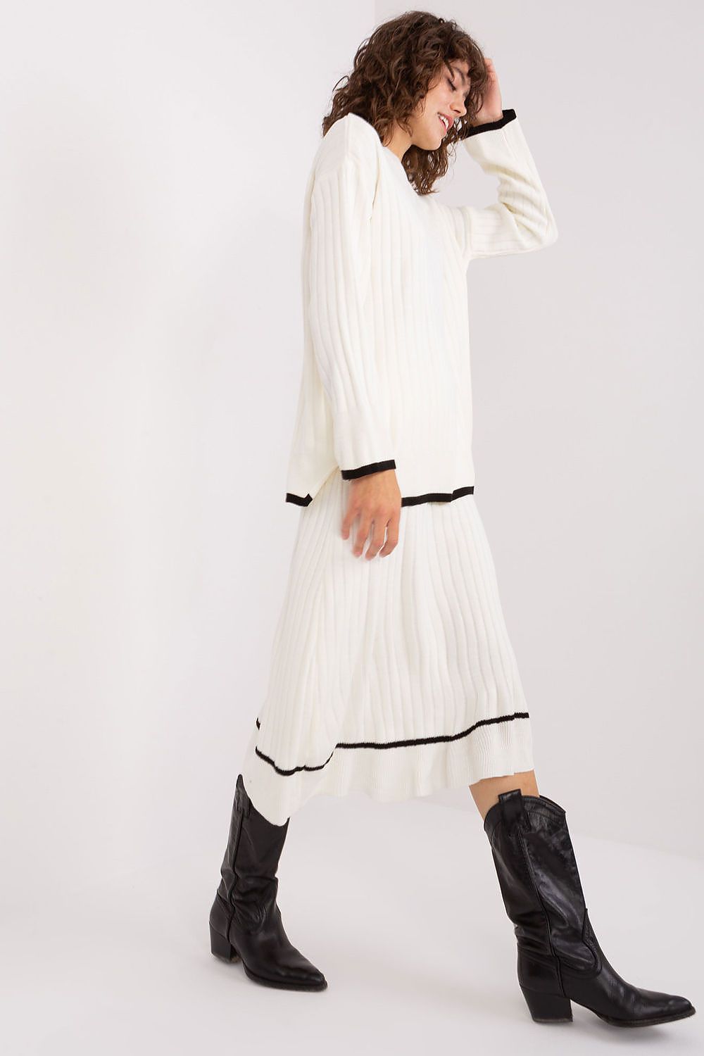 Luxury Badu Knitted Set with Contrasting Colours - Elegant Sweater & Skirt Duo in Midi Length