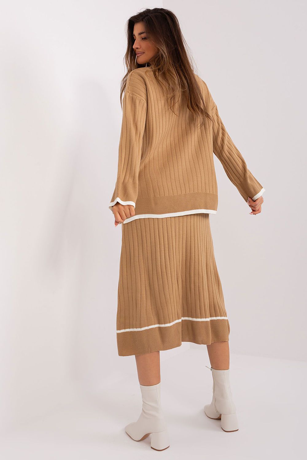 Luxury Badu Knitted Set with Contrasting Colours - Elegant Sweater & Skirt Duo in Midi Length