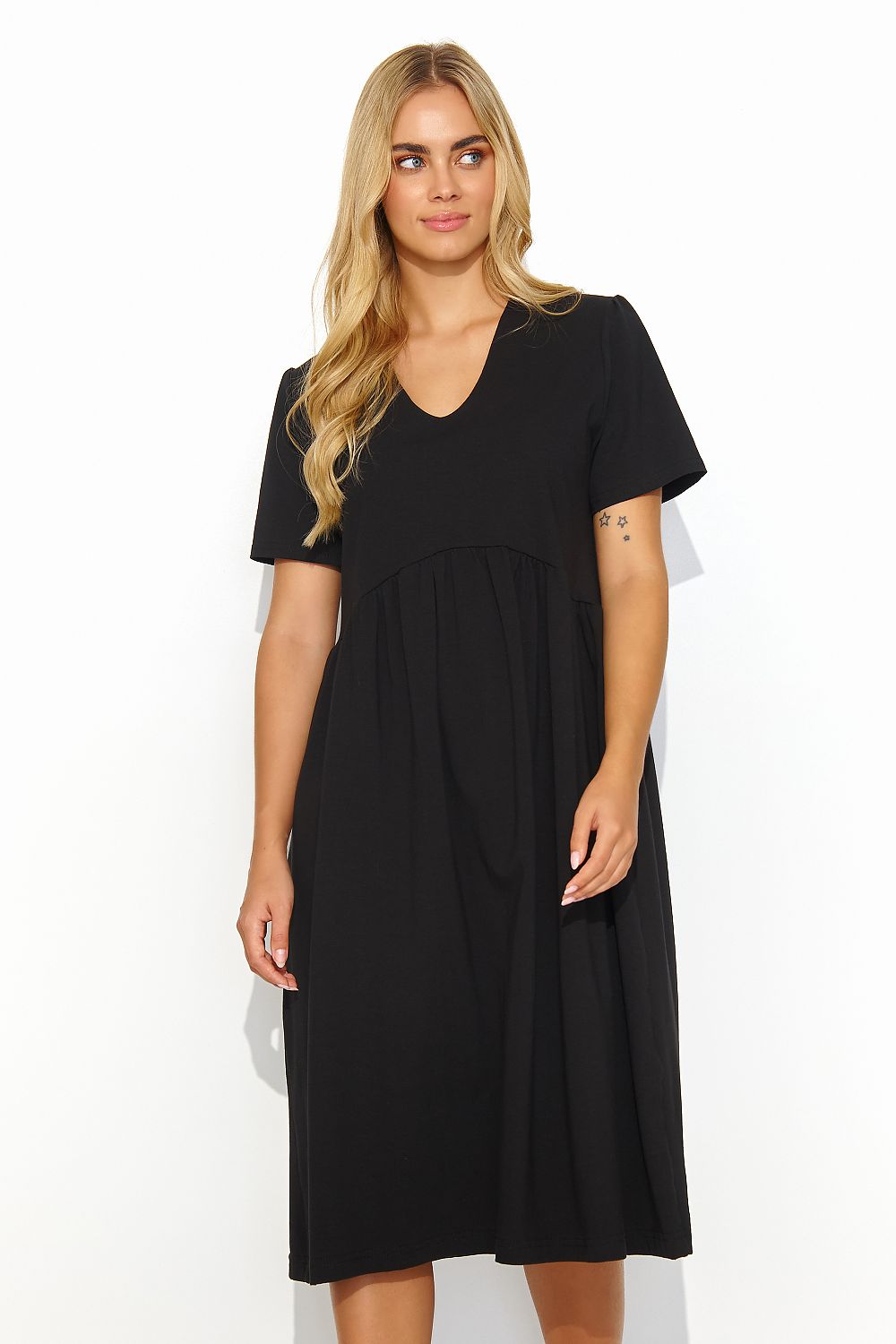 Elegant Knee-Length Daydress With Heart Neckline by Makadamia - Available in 4 Stylish Shades