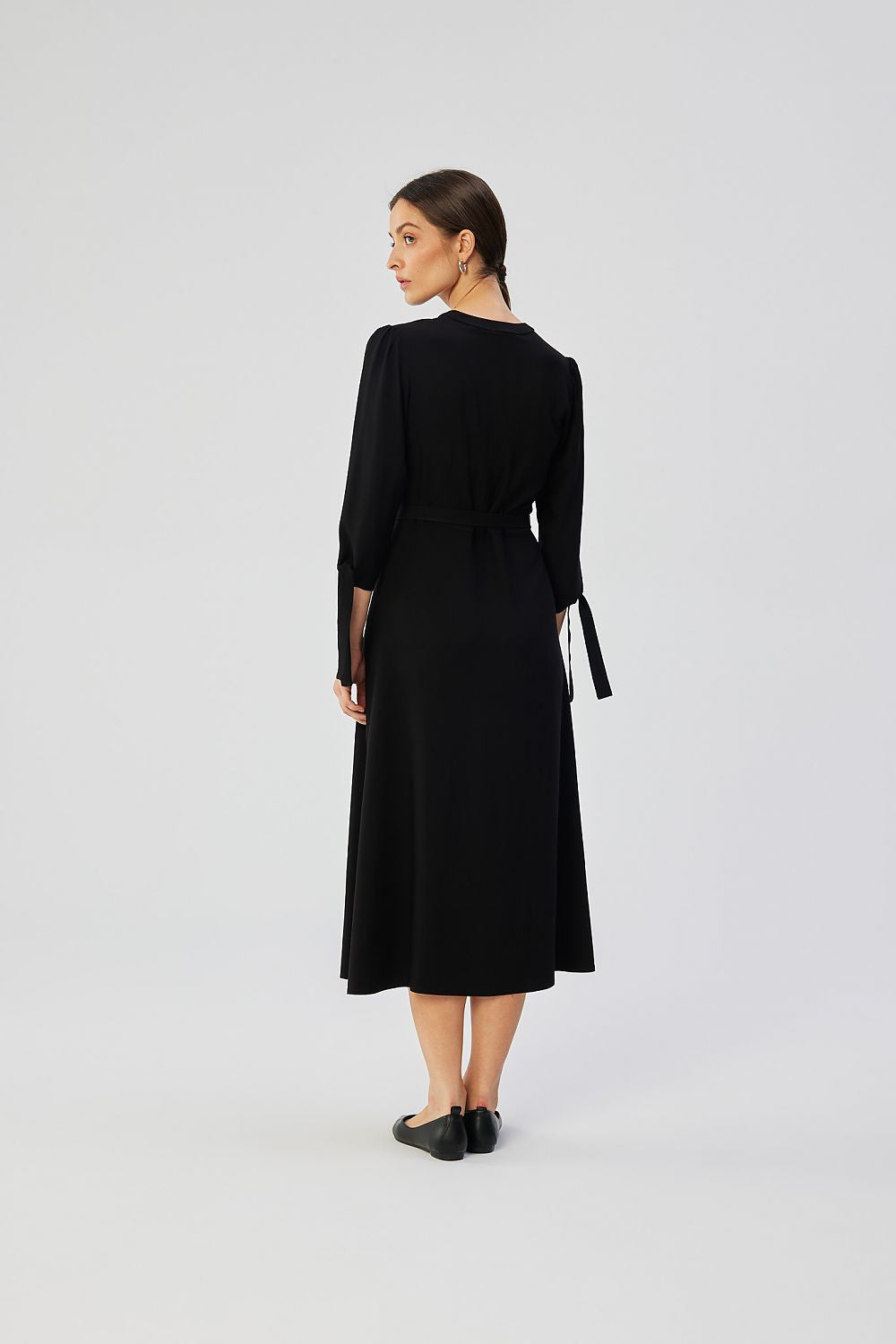 Elegance in Viscose: Stylove A-Line Daydress with V-Neck and Tied Cuffs, Made in Poland