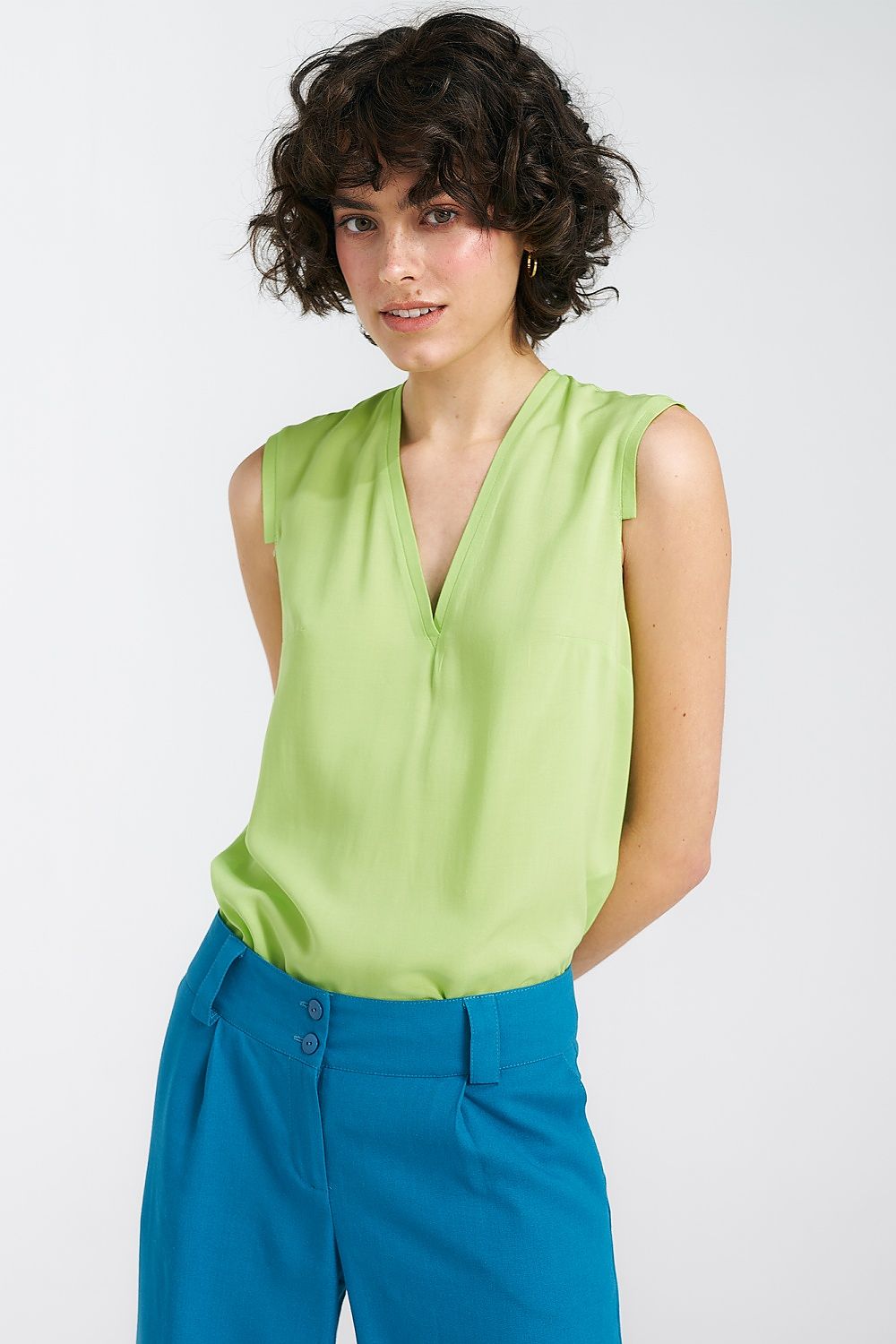 Elegant Plum Viscose Blouse With V-Neckline And Delicate Pleat Detail by Nife