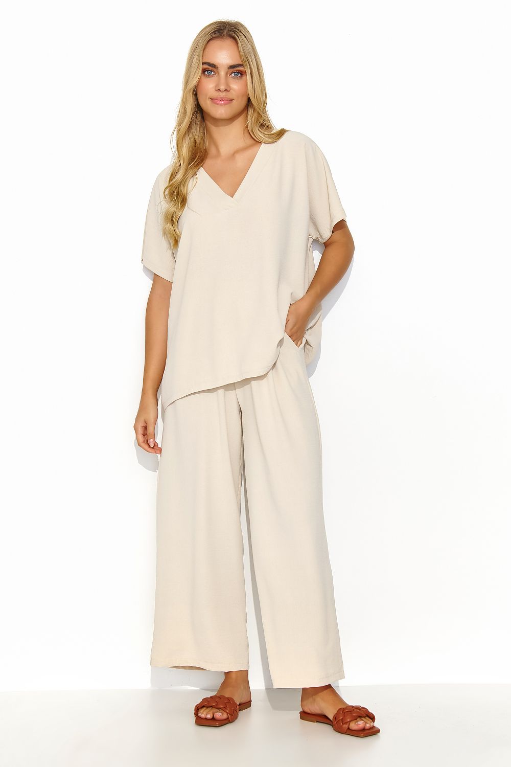 Elegant women's 2-piece set with v-neck blouse & wide-leg...