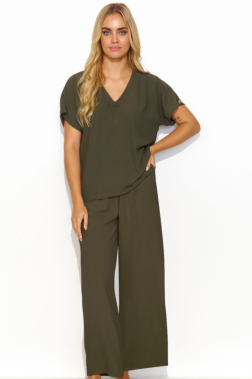 Elegant women's 2-piece set with v-neck blouse & wide-leg...