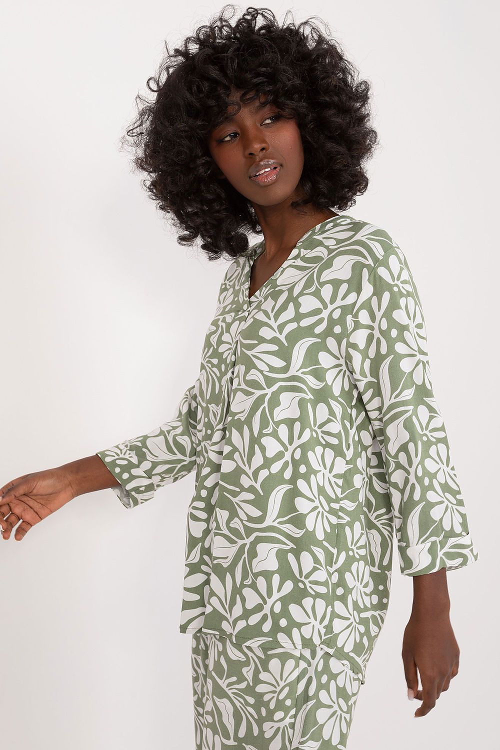 Soft Viscose Blouse With Sweetheart Neckline And Decorative Front Pleat - Colourful Print