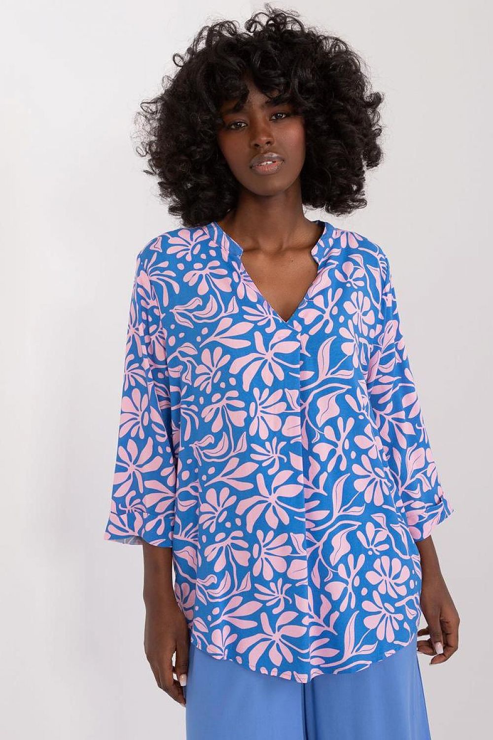 Soft Viscose Blouse With Sweetheart Neckline And Decorative Front Pleat - Colourful Print