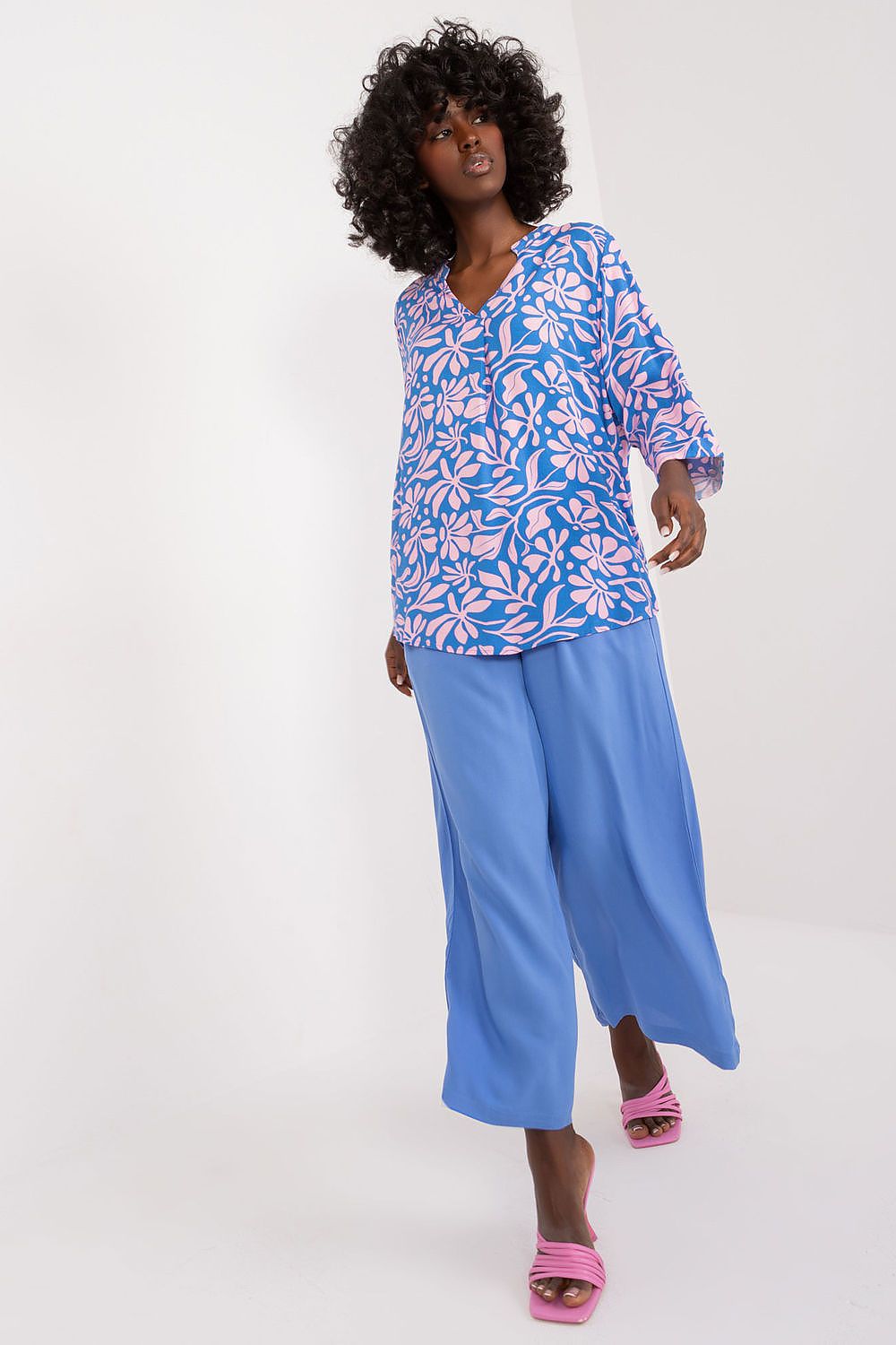 Soft Viscose Blouse With Sweetheart Neckline And Decorative Front Pleat - Colourful Print