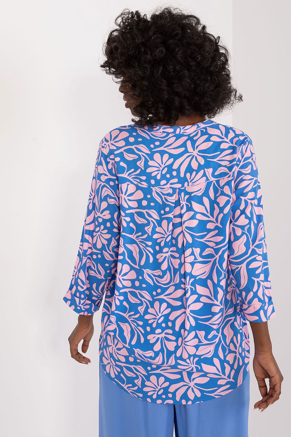 Soft Viscose Blouse With Sweetheart Neckline And Decorative Front Pleat - Colourful Print