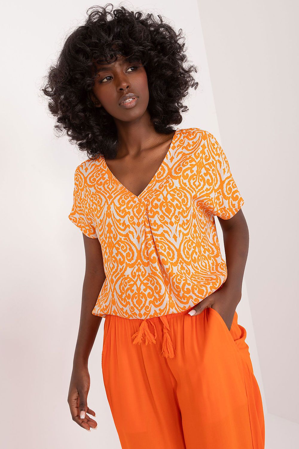 Elegant V-Neck Printed Blouse in Soft Viscose – Comfortable Everyday Style by Sublevel
