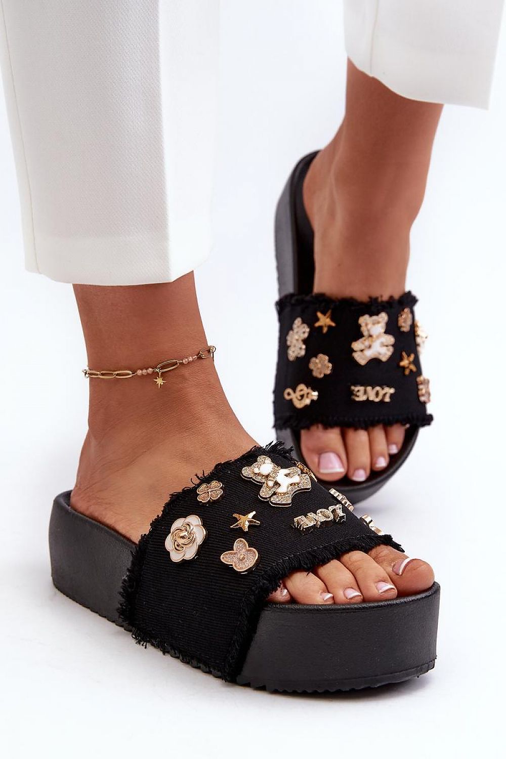 Women's Chunky Platform Sandals with Cute Badges – Comfortable Summer Footwear