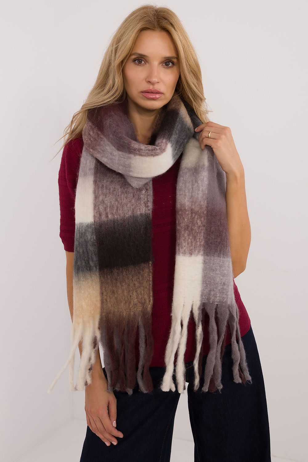 Elegant 220Cm Polyester Scarf with Classic Check Pattern and Decorative Tassels