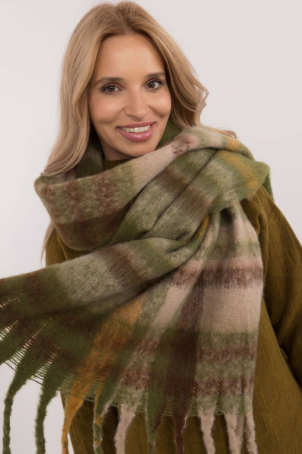 Elegant 186 cm Polyester Check Scarf with Decorative Tassels for Winter Styling