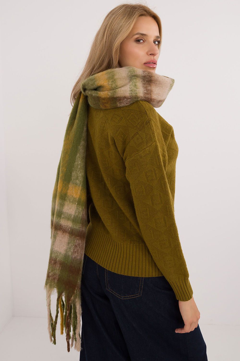 Elegant 186 cm Polyester Check Scarf with Decorative Tassels for Winter Styling