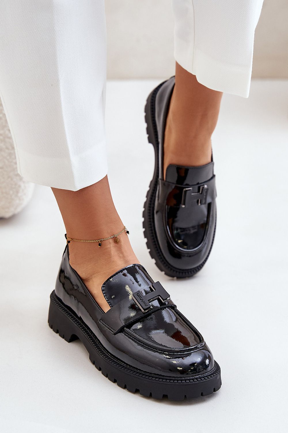 Elegant Women's Natural Leather Loafers with Flat Heel and Rounded Toes for All-Day Comfort