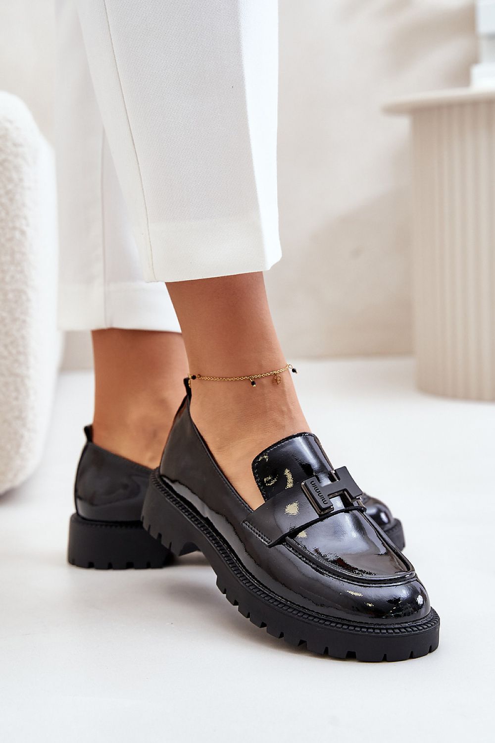 Elegant Women's Natural Leather Loafers with Flat Heel and Rounded Toes for All-Day Comfort