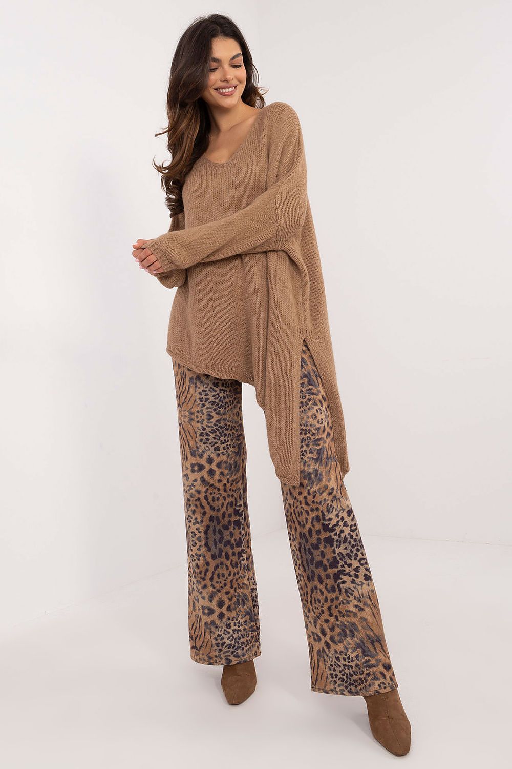 Och Bella Women's Asymmetrical Hem Sweater - EU 0, Casual Comfort in Premium Wool Blend
