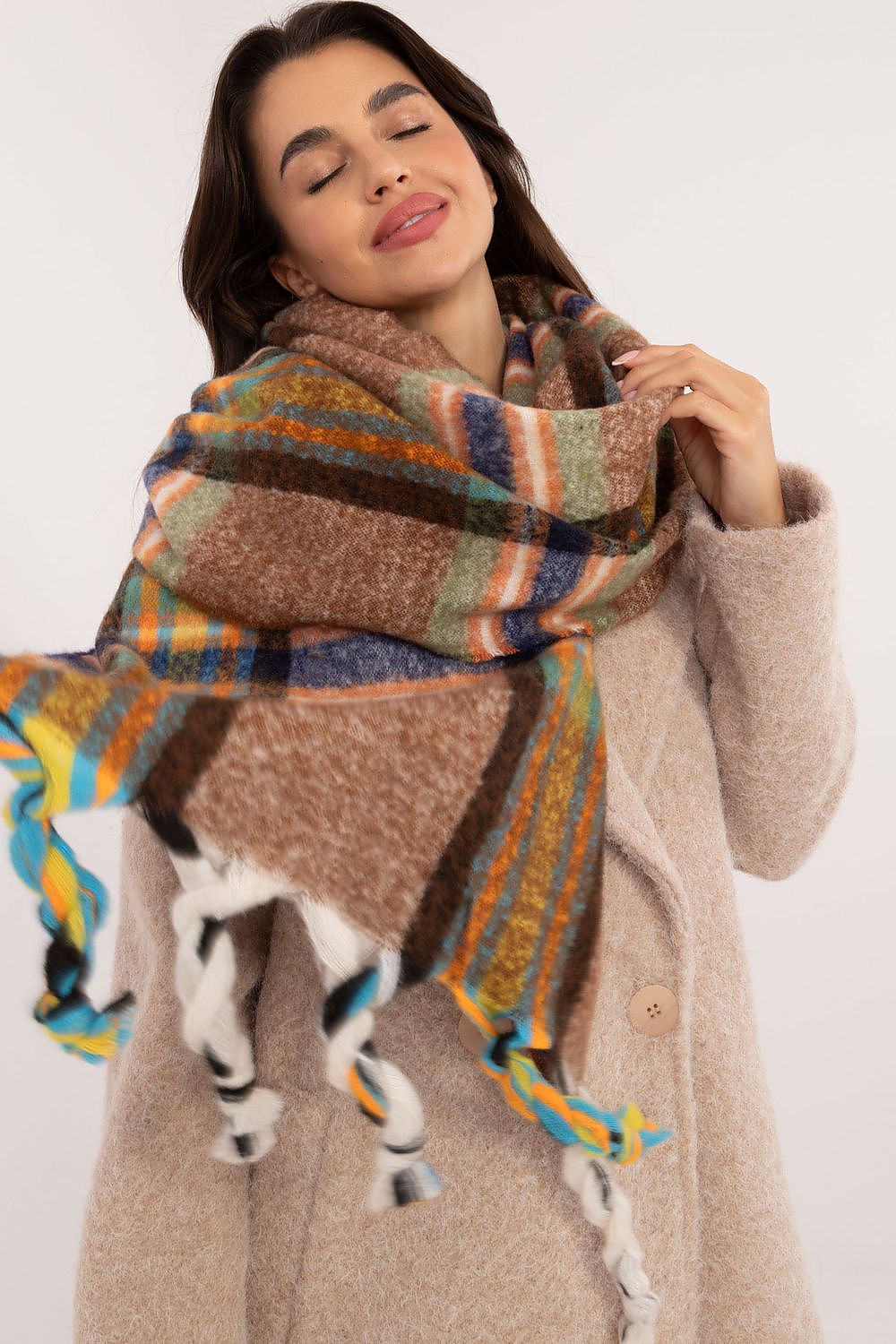 Elegant 182Cm Check Pattern Polyester Scarf with Decorative Tassels for Winter Style