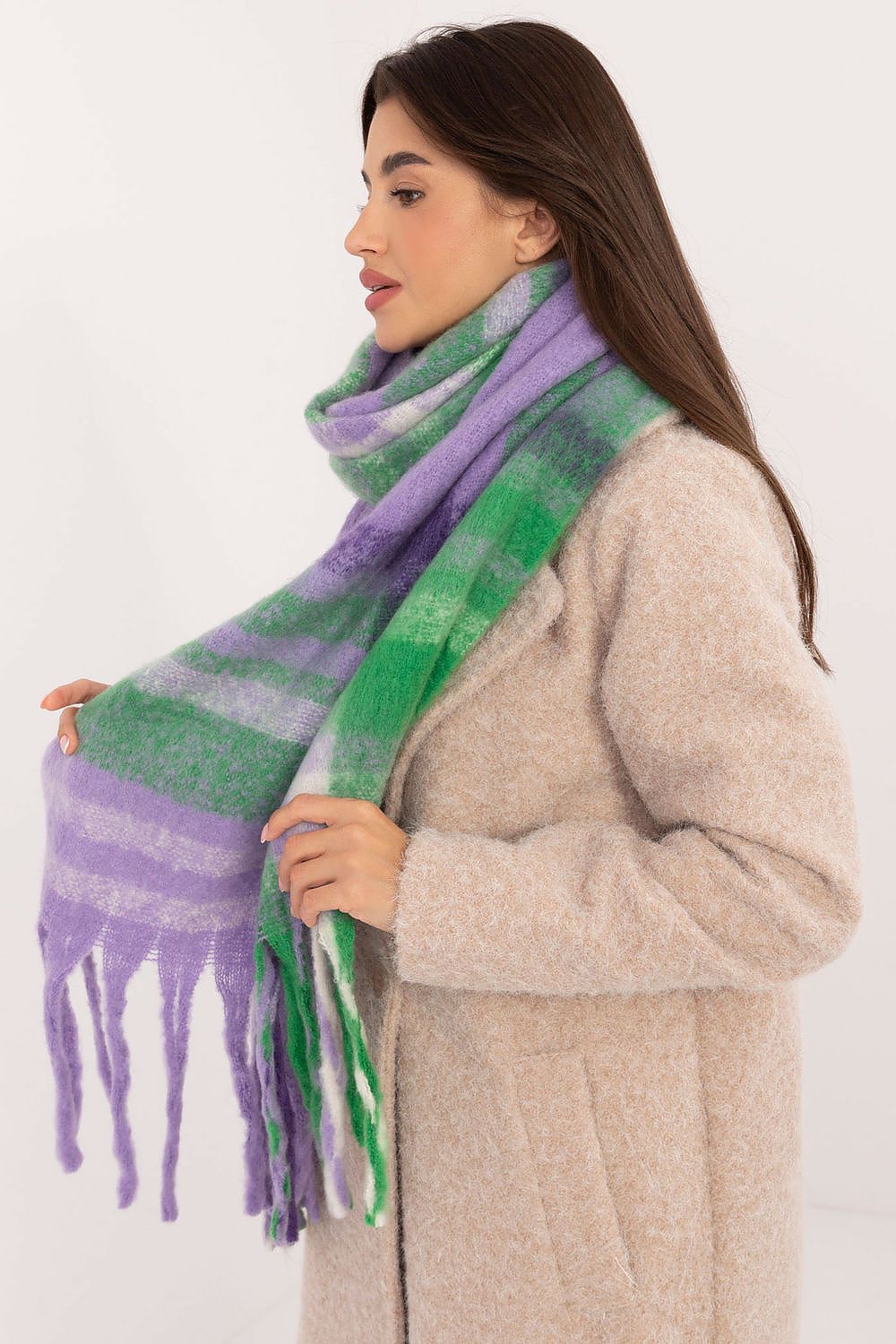 Elegant 186 cm Polyester Check Scarf with Decorative Tassels for Winter Styling