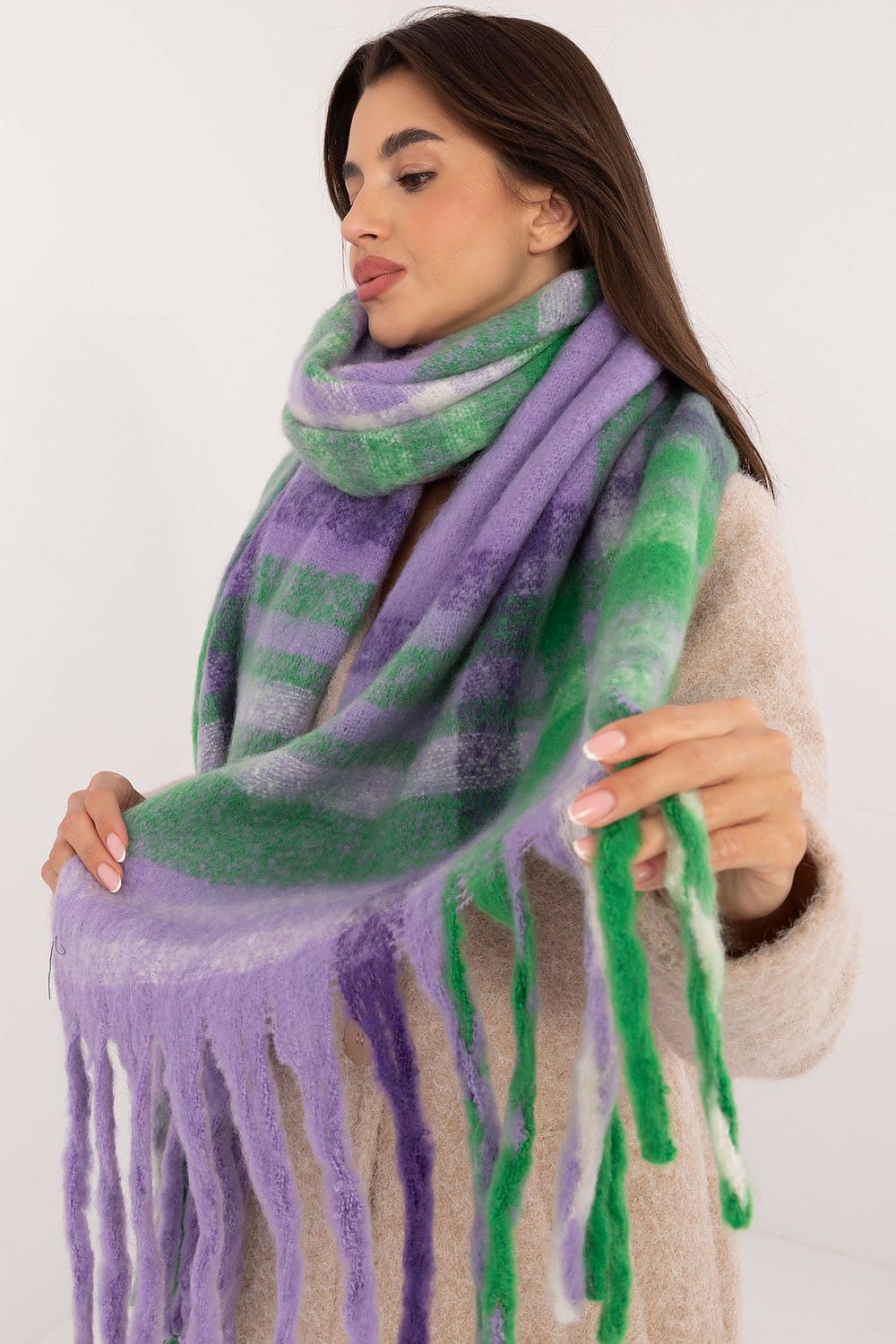 Elegant 186 cm Polyester Check Scarf with Decorative Tassels for Winter Styling