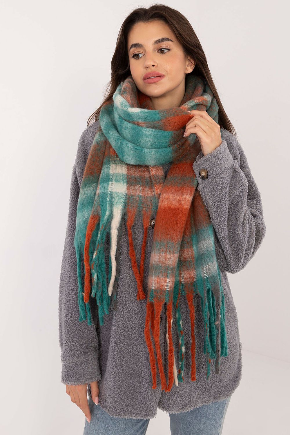 Elegant 186 cm Polyester Check Scarf with Decorative Tassels for Winter Styling