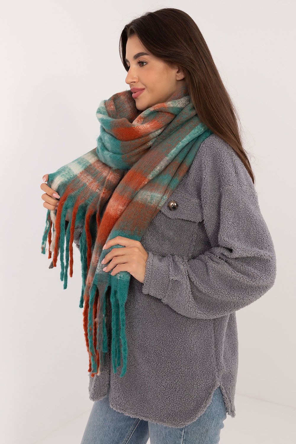 Elegant 186 cm Polyester Check Scarf with Decorative Tassels for Winter Styling
