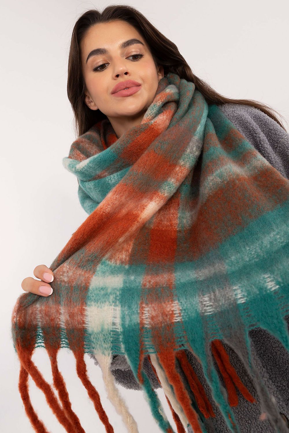 Elegant 186 cm Polyester Check Scarf with Decorative Tassels for Winter Styling