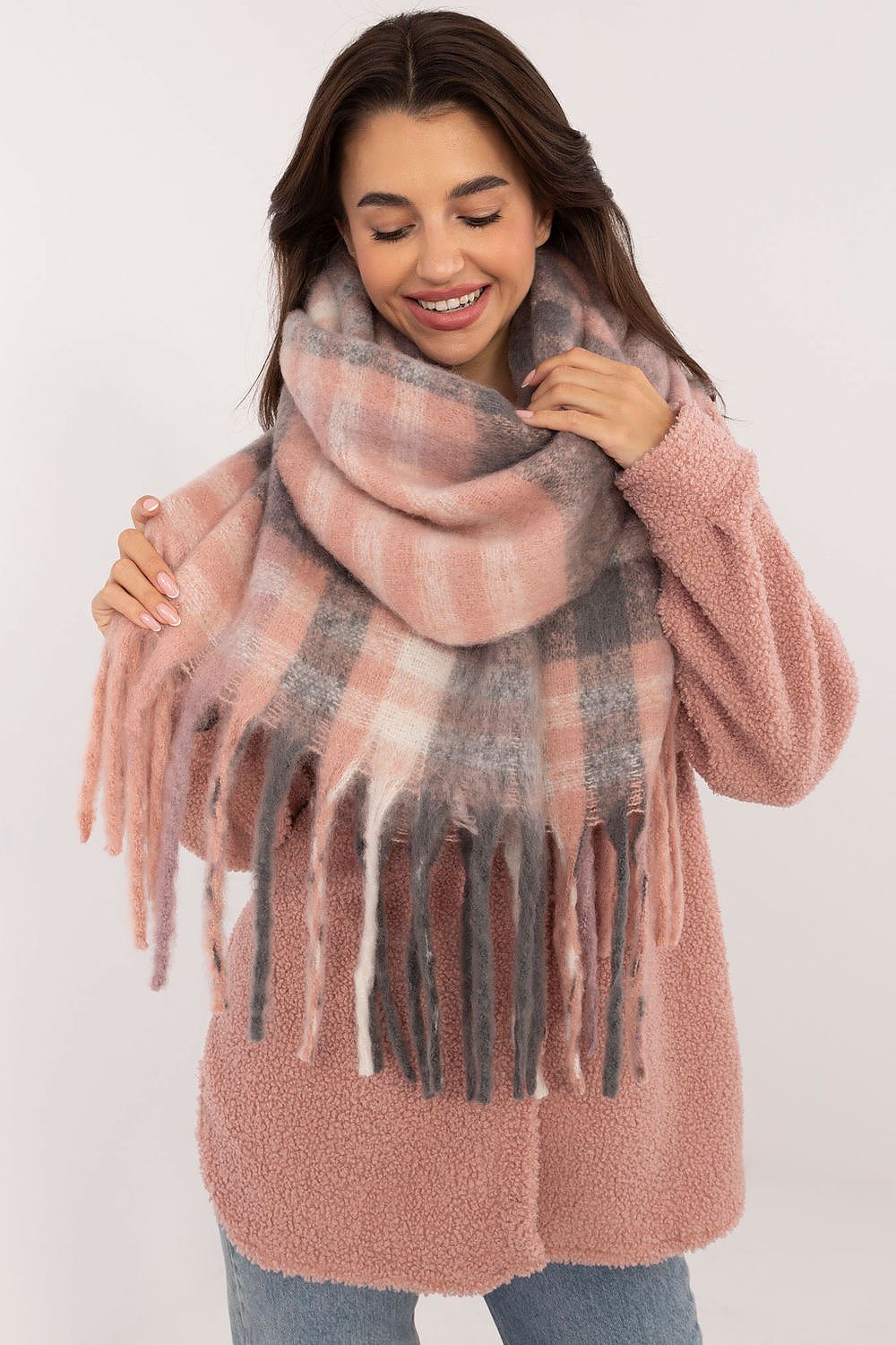 Elegant 186 cm Polyester Check Scarf with Decorative Tassels for Winter Styling