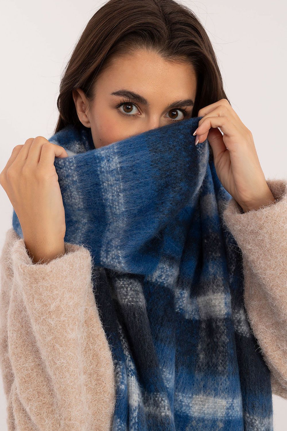 Elegant 186 cm Polyester Check Scarf with Decorative Tassels for Winter Styling