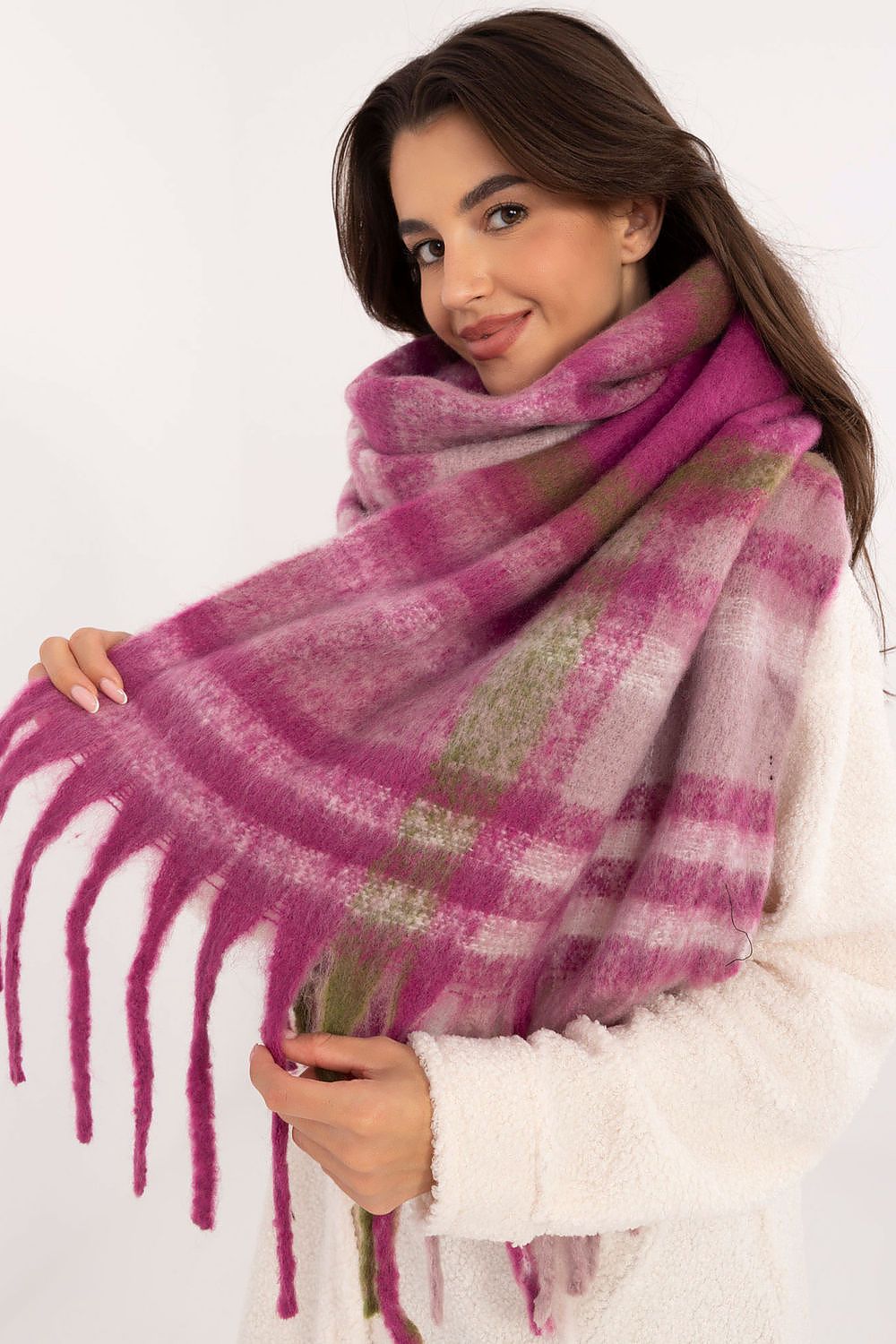 Elegant 186 cm Polyester Check Scarf with Decorative Tassels for Winter Styling