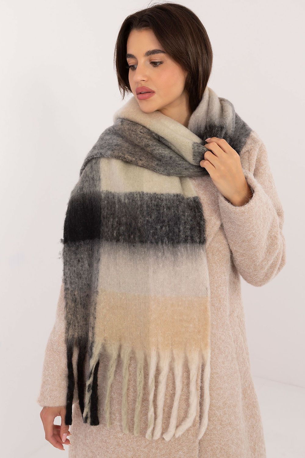 Elegant 220Cm Polyester Scarf with Classic Check Pattern and Decorative Tassels