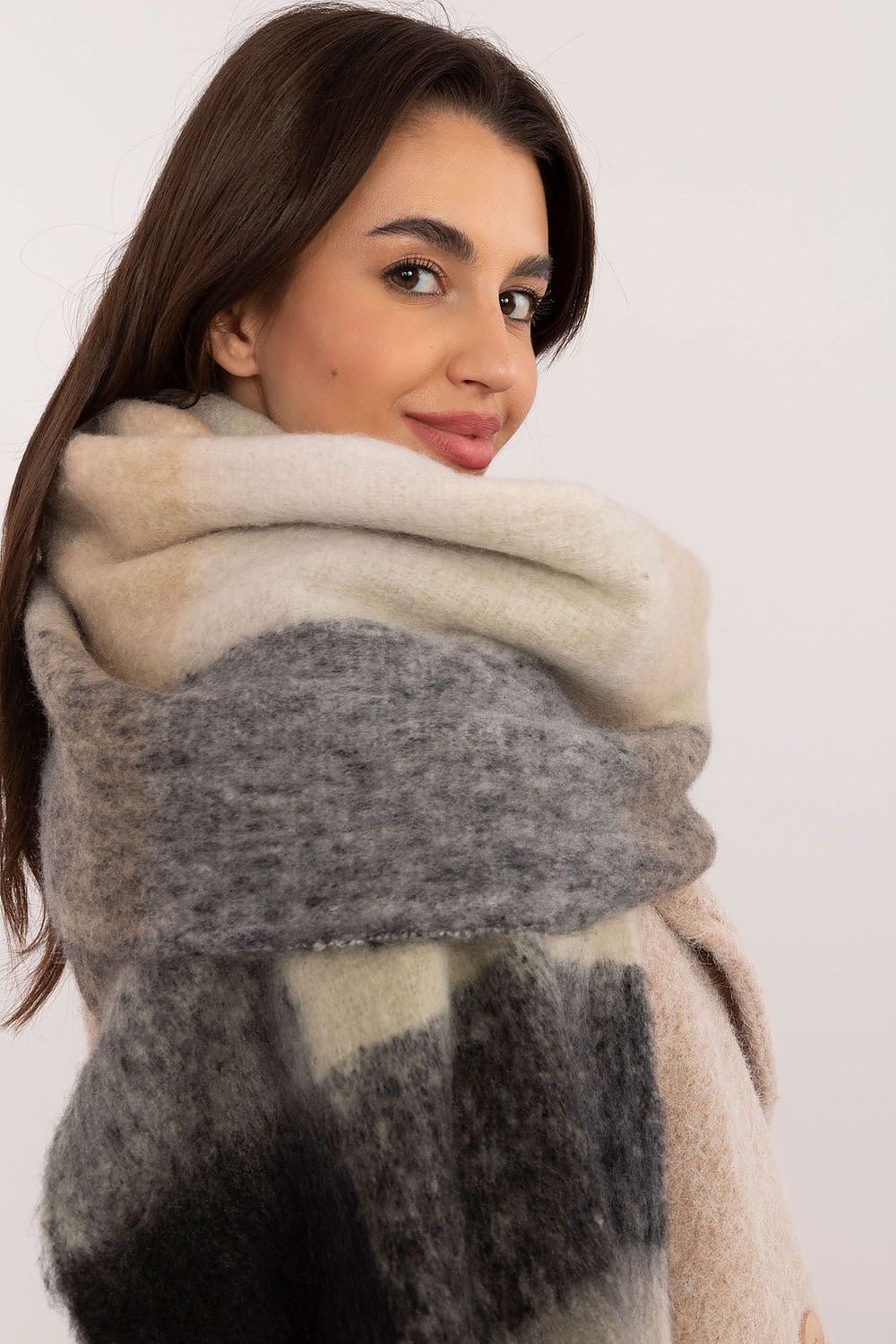 Elegant 220Cm Polyester Scarf with Classic Check Pattern and Decorative Tassels