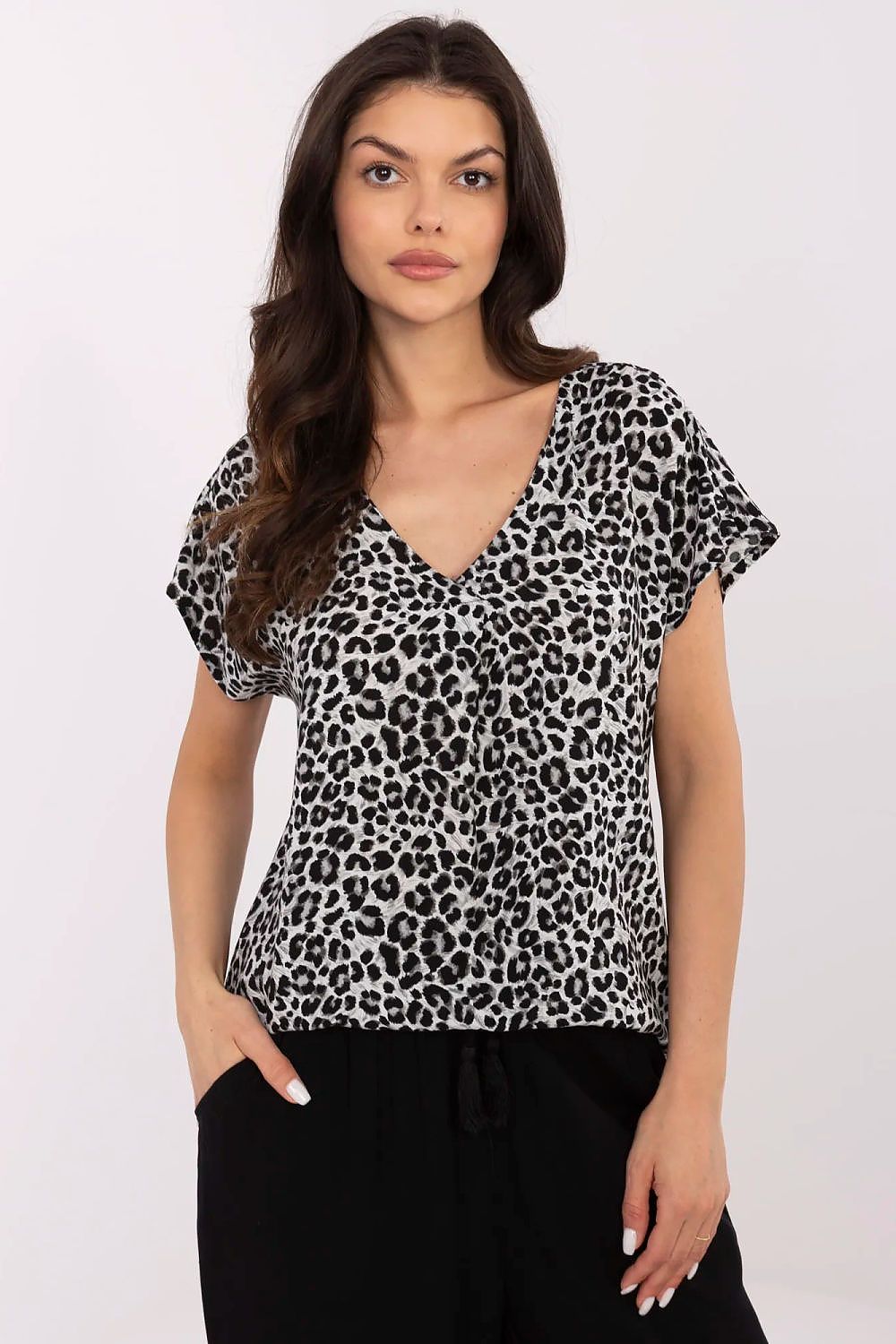 Elegant V-Neck Printed Blouse in Soft Viscose – Comfortable Everyday Style by Sublevel