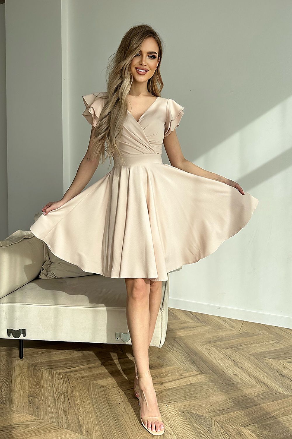 Elegant Bicotone Cocktail Dress with Ruffled Sleeves and Tailored Fit for Sophisticated Charm