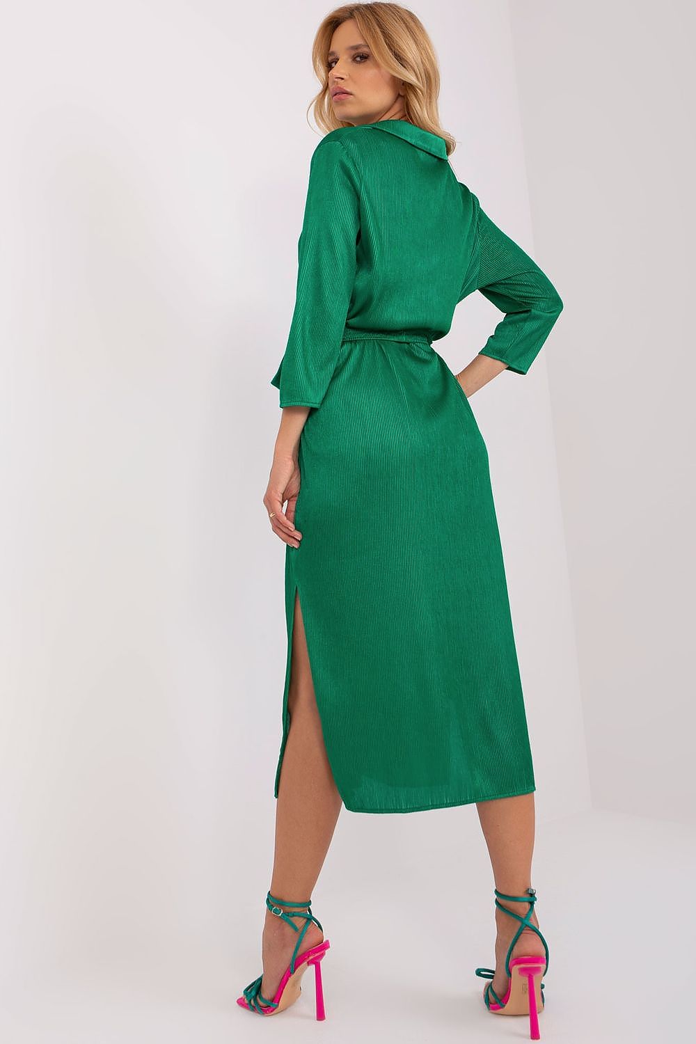Elegant Lakerta Daydress with 3/4 Sleeves, V-Neck Collar, and Waist Tie in Ribbed Fabric