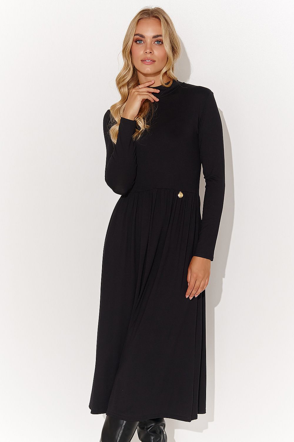 Elegant Over-The-Knee Dress with Turtleneck and Fitted Silhouette - Sizes EU 36-42 by Makadamia