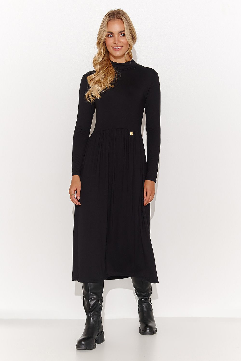 Elegant Over-The-Knee Dress with Turtleneck and Fitted Silhouette - Sizes EU 36-42 by Makadamia