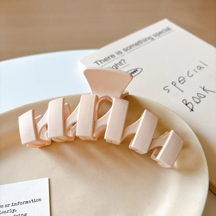Hot Barrettes Milk Tea Color Hair Accessories Simple Geometric Shark Clip Back Head Updo Hair Clip Barrettes Wholesale