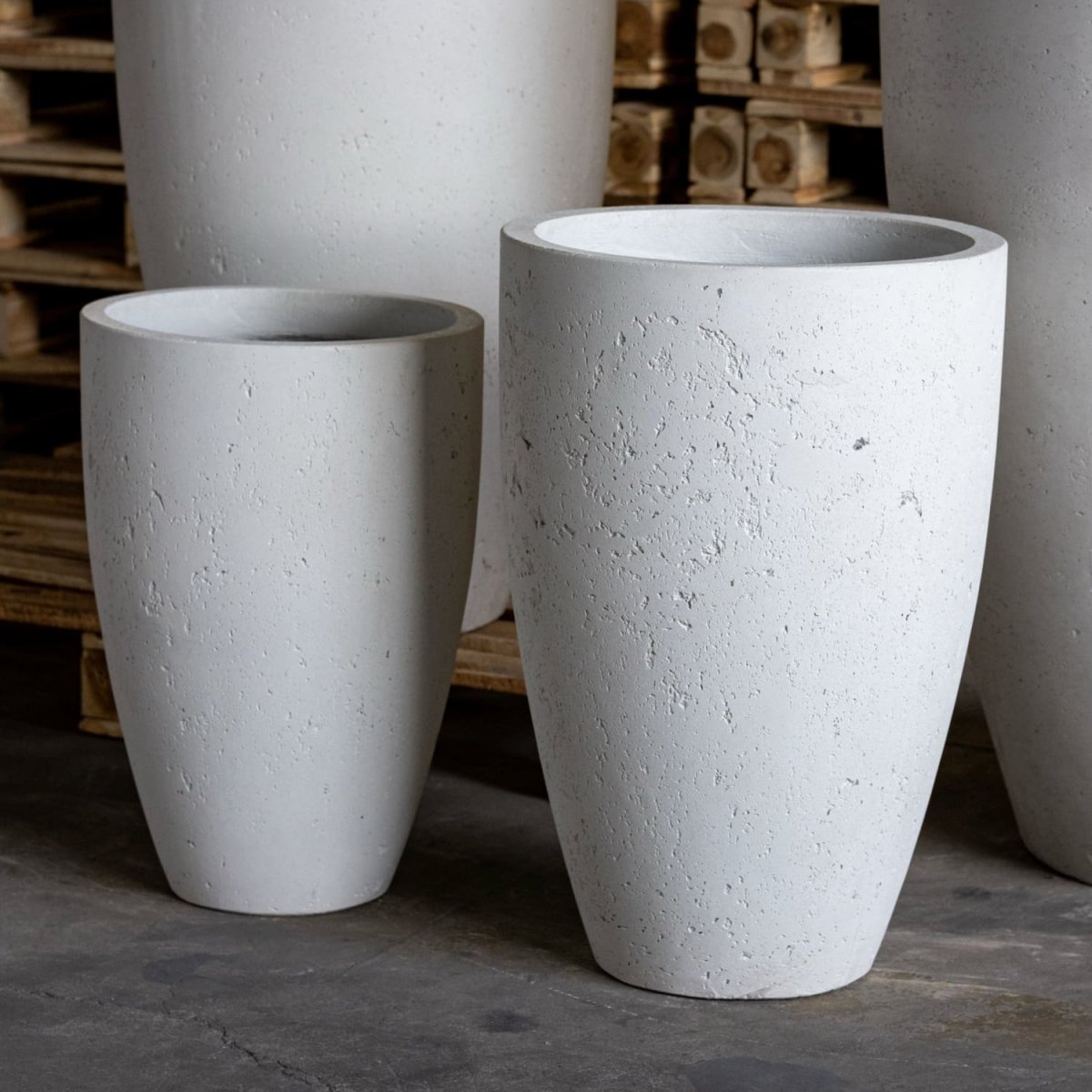 Vessara | White Mist – 100cm XXL Concrete Vase Planter – 172L Tall Plant Pot - Zestio