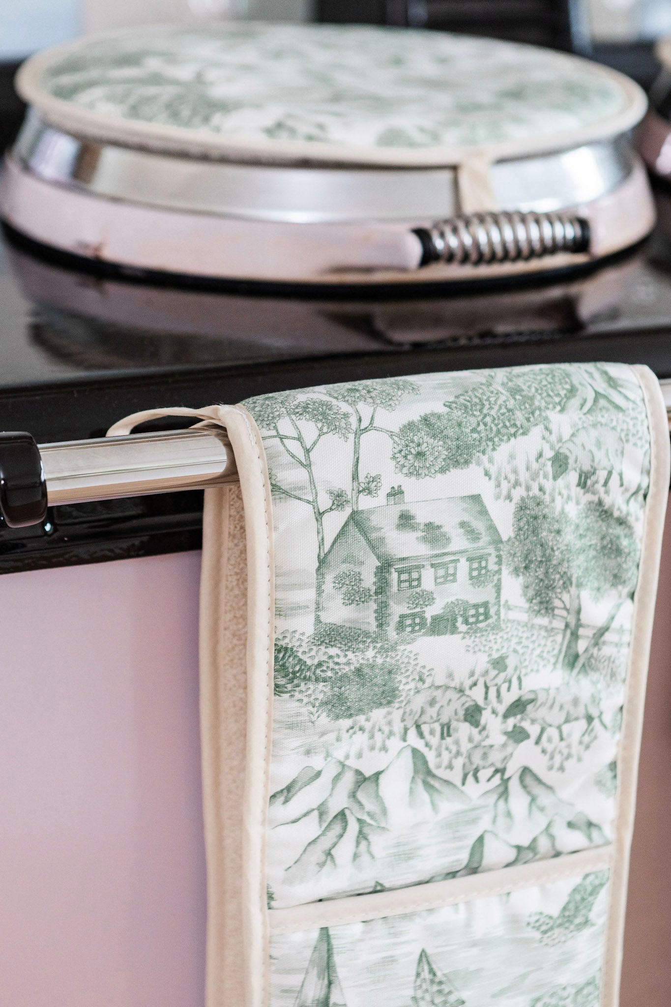 Lake District Toile Oven Glove