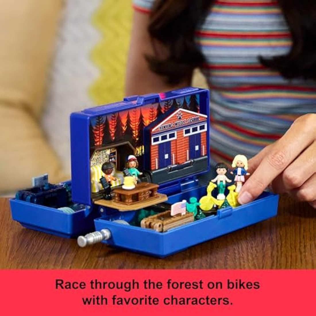 Polly Pocket Collector Playset, Stranger Things Compact with 6 Special Edition Character Dolls and 10 Accessories, HWP22