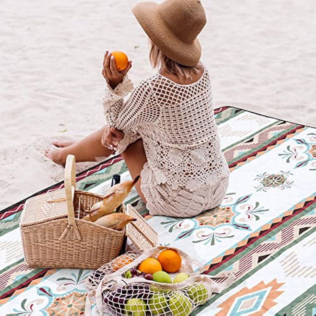 LARUTAN Waterproof Picnic Blanket, 200x200CM Large Beach Blanket Outdoor Picnic Mat, Beach Mat with Carrying Handle Sandproof Heatproof for Camping, Beach, Family Picnic Seattle