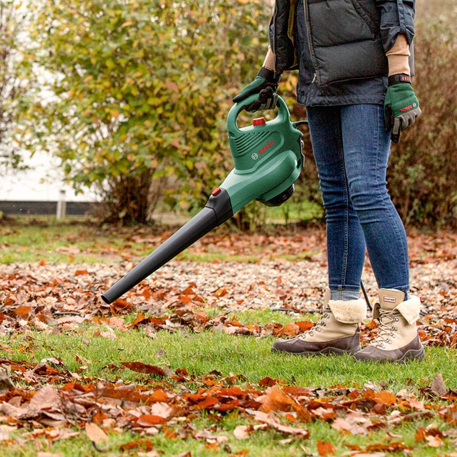 Bosch Electric Leaf Blower and Vacuum UniversalGardenTidy 3000 (3000 W, collection bag 50 l,variable speed,for blowing, vacuuming shredding leaves,
