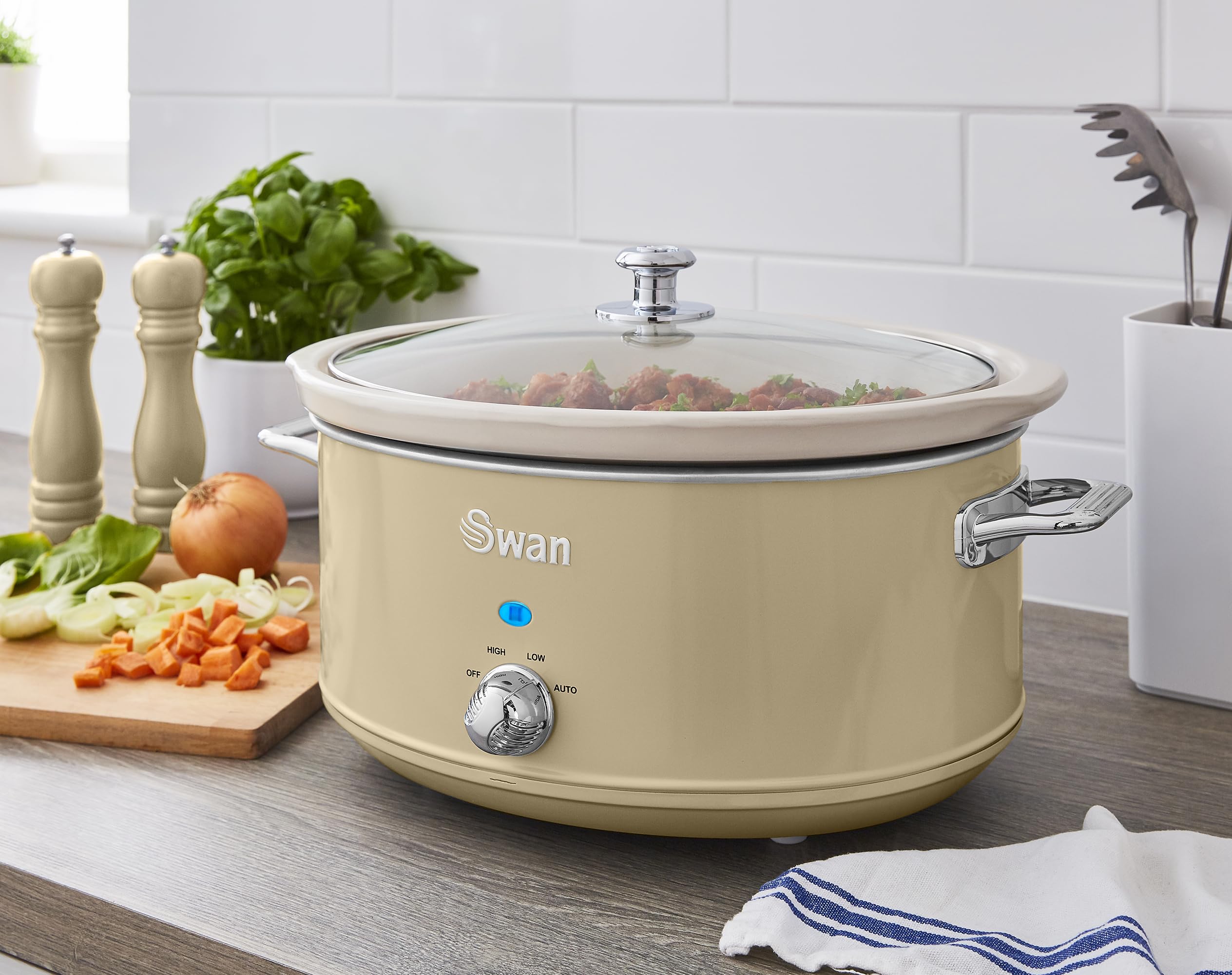 Swan SF17031CN Retro Slow Cooker with 3 Temperature Settings, Keep Warm Function, 6.5L, 320W, Retro Cream