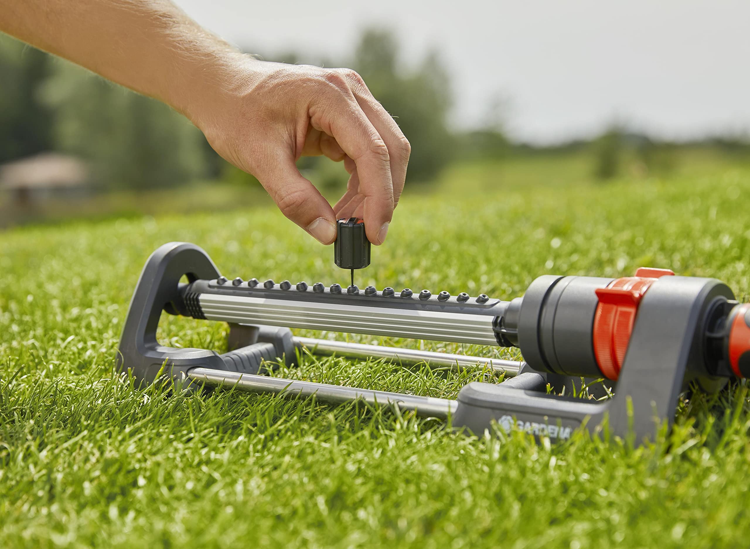 Gardena Aqua M rectangular oscillating sprinkler: Lawn sprinkler for watering areas of 110?250 m?, range 8?18 m, spread max. 14 m, built-in metal