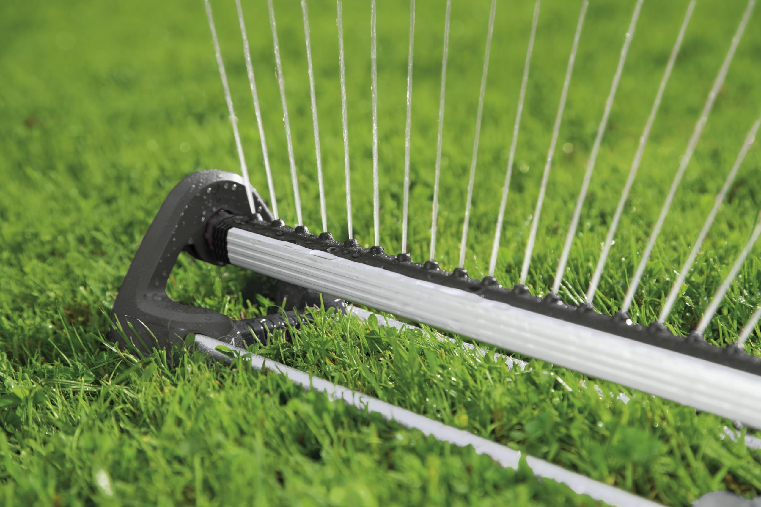 Gardena Aqua M rectangular oscillating sprinkler: Lawn sprinkler for watering areas of 110?250 m?, range 8?18 m, spread max. 14 m, built-in metal