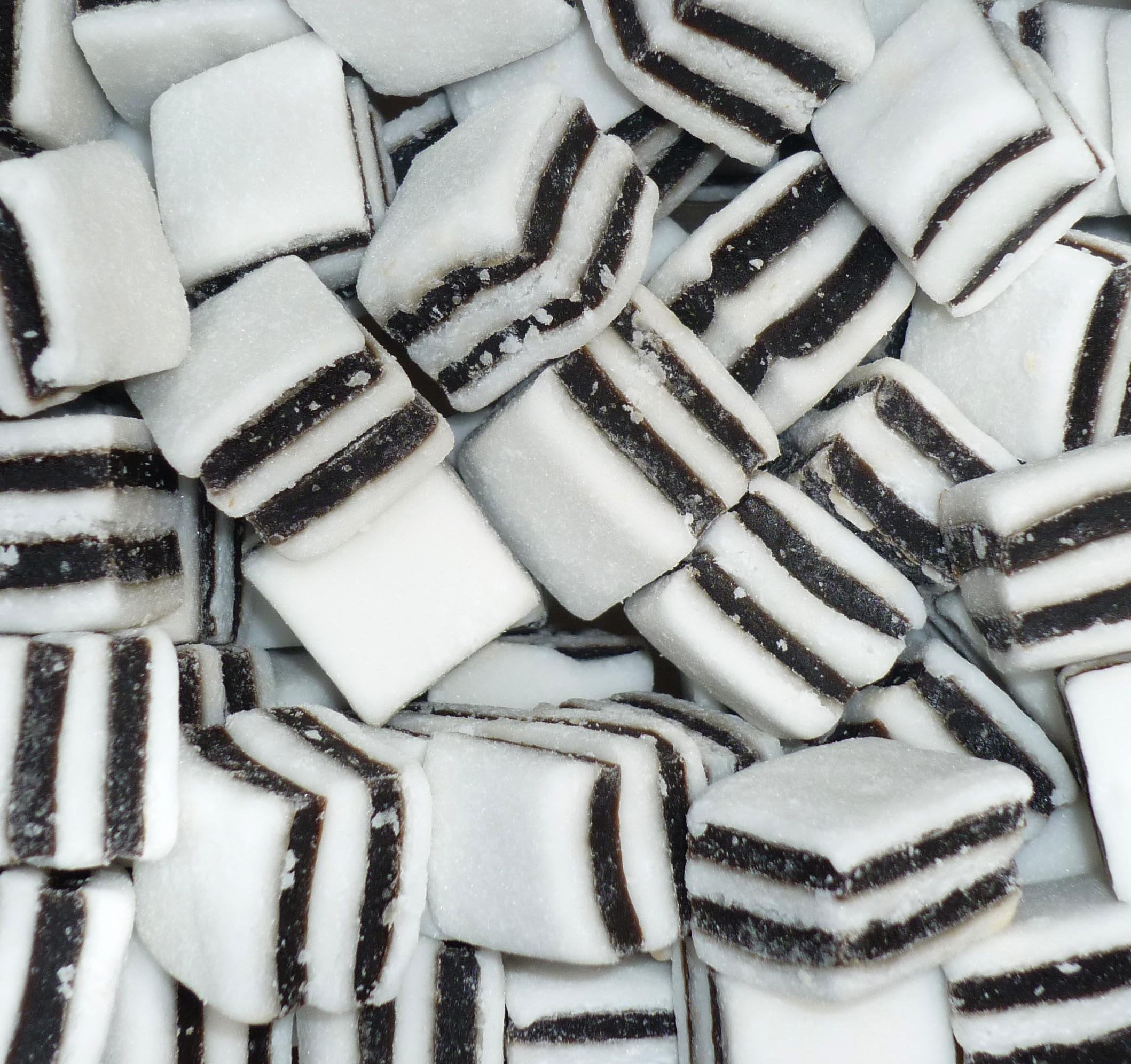 Black and White Mints 1 kilo bag