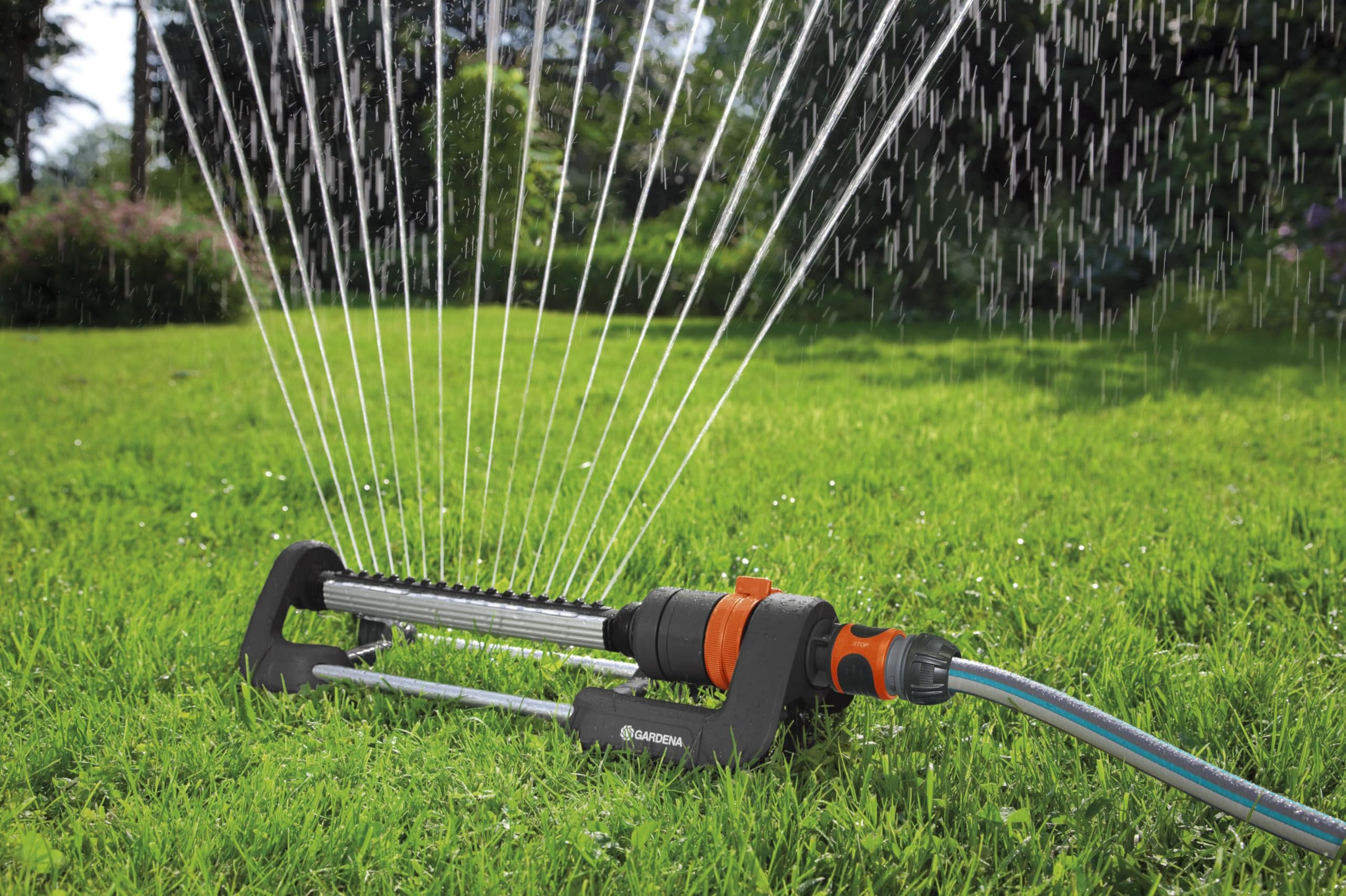 Gardena Aqua M rectangular oscillating sprinkler: Lawn sprinkler for watering areas of 110?250 m?, range 8?18 m, spread max. 14 m, built-in metal